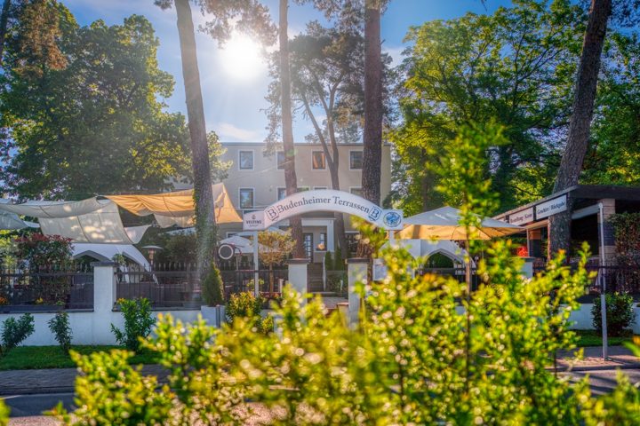 Begrünter Außenbereich am Waldhotel mit Sitz- und Veranstaltungsflächen