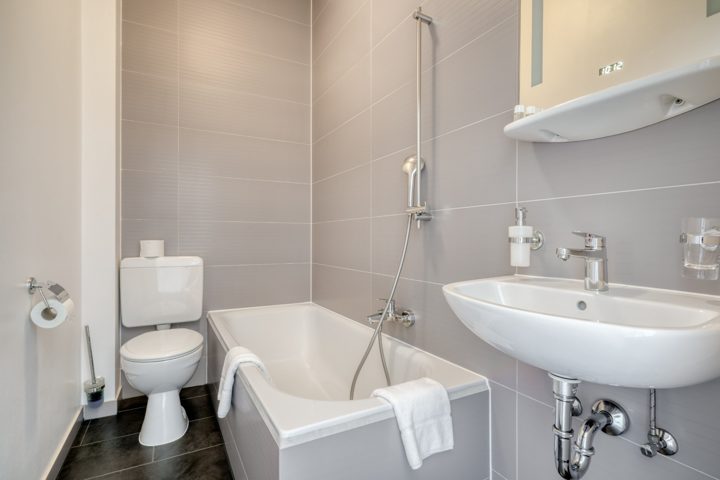 Badezimmer zum Doppelzimmer mit Badewanne und Waschtisch