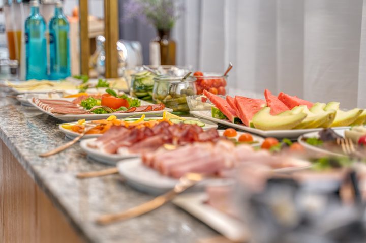 Detail des Frühstücksbuffets mit Aufschnitt, Lachs und Obst