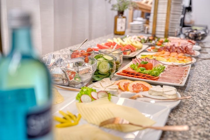 Frühstücksbuffet mit Käse, Aufschnitt, frischem Gemüse und weiteren Speisen