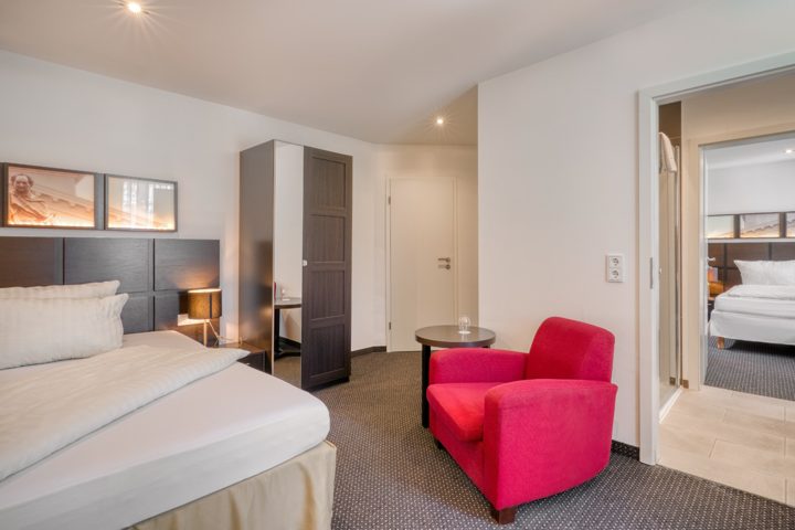 Einblick in das Duplex-Zimmer mit zwei verbundenen Zimmerbereichen
