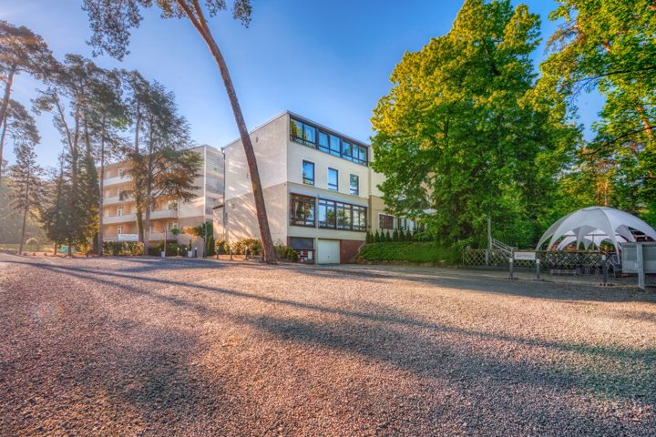 Parkbereich und Hotelgebäude des Waldhotels Mainz