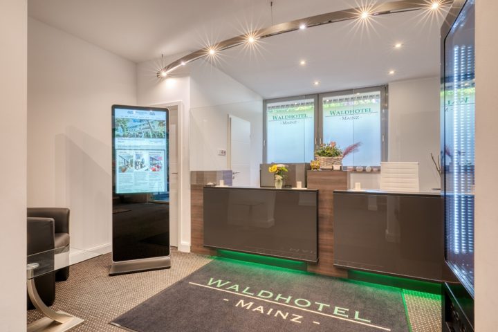 Empfangstresen und Rezeption im Waldhotel Mainz